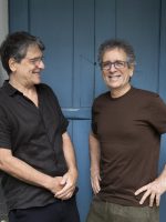 Irmãos Chico e Mario Adnet solidificam a parceria em 'Falso antigo', álbum que chegará em março com as vozes de Roberta Sá, Mosquito e Pedro Miranda