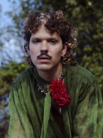 Jáder alarga eixo estético e transita por funk e pagode, entre ritmos do Nordeste, no álbum 'Deixa o mundo acabar'