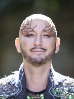 João Fênix fricciona os timbres da voz andrógina em álbum João Fênix fricciona os timbres da voz andrógina em álbum gravado ao vivo em show com o violonista Jaime Alem