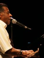 Johnny Alf, compositor que antecipou bossa nova, deixou disco inédito Johnny Alf, compositor que antecipou bossa nova, deixou disco inédito gravado nos EUA em 2001