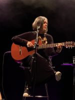 Joyce Moreno toma partido da MPB e do povo brasileiro no alto voo musical e poético do show 'Passarinho urbano'