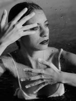 Julia Vargas traz à tona em abril 'D'água', álbum solo no qual mergulhou em 2019