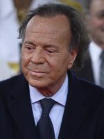 Julio Iglesias é acusado de assédio sexual por ex-funcionárias, diz imprensa internacional