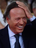 Julio Iglesias nega acusações de abuso sexual e diz que são 'absolutamente falsas'