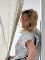 Lambrini Girls cancela show no Coachella e adia turnê americana após vocalista fraturar o pescoço