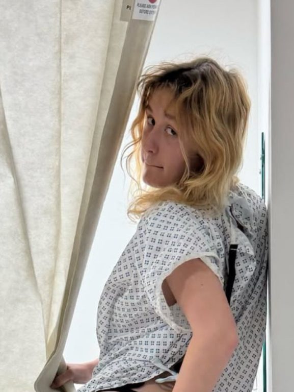 Lambrini Girls cancela show no Coachella e adia turnê americana Lambrini Girls cancela show no Coachella e adia turnê americana após vocalista fraturar o pescoço