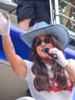 Lauana Prado anuncia sexo de bebê em cima de trio elétrico de bloco em SP