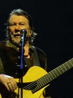 Lenine apresenta o show ‘Eita’ no Rio de Janeiro com Lenine apresenta o show 'Eita' no Rio de Janeiro com coesão, som perfeito e três parceiros fundamentais na plateia