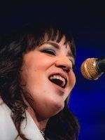 Linda Ramalho canta Pitty e Dudu Falcão em álbum ao vivo sem se afastar das 'eternas ondas' do pai, Zé Ramalho