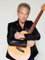 Lindsey Buckingham, ex-Fleetwood Mac, é atacado por suposta stalker com 'substância desconhecida'