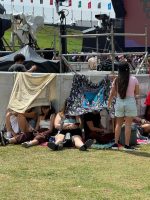 Lollapalooza 2026: fãs enfrentam calor, filas, espera e busca por Lollapalooza 2026: fãs enfrentam calor, filas, espera e busca por lugar na sombra no 1º dia de festival