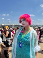 Lollapalooza 2026: fãs transformam fila do 2º dia em celebração da cultura drag inspirada por Chappell Roan
