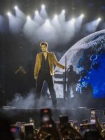 Luan ‘aterrissa’ no palco em show no interior de SP Luan 'aterrissa' no palco em show no interior de SP e faz fãs viajarem no tempo com hits de 18 anos