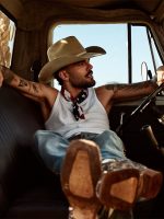 Luan Pereira sexualiza imagem do peão ao misturar country com Luan Pereira sexualiza imagem do peão ao misturar country com funk na pegada monotemática do álbum 'Off road'