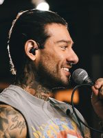 Lucas Lucco traz Nirvana, Coldplay, Red Hot Chili Peppers e Limp Bizkit para o universo do piseiro no álbum 'Deu rock'