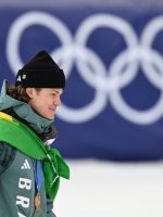 Lucas Pinheiro Braathen leva samba e moda para as pistas da Olímpiada de Inverno