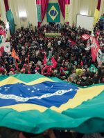 Lula dribla vira-latismo com camisa da soberania nacional e é aplaudido pela torcida
