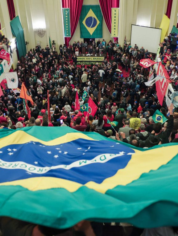 Lula dribla vira-latismo com camisa da soberania nacional e é Lula dribla vira-latismo com camisa da soberania nacional e é aplaudido pela torcida