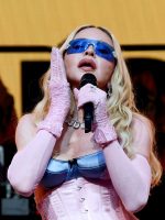 Madonna faz show surpresa de 15 minutos na Times Square antes do lançamento de novo álbum