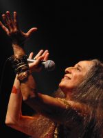 Maria Bethânia 80 anos: cantora doma os palcos com presença magnética