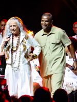 Maria Bethânia reina majestosa na roda do samba de Pretinho Maria Bethânia reina majestosa na roda do samba de Pretinho da Serrinha, 'movimento que representa o Brasil real'