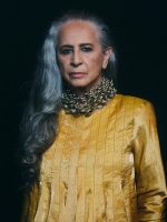 Maria Bethânia volta à canção de Tom Jobim e Vinicius de Moraes em feat bilíngue com a artista italiana Tosca