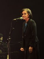 Marina Lima valida assinatura moderna da obra autoral, entre perdas e ganhos, no show dos 70 anos