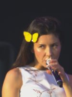 Marina faz show que diverte público do Lolla, mas única grande novidade foi deixar hits de fora