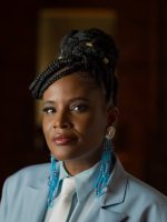 Mercado está fechando a porta para autores negros e debates raciais, diz Djamila Ribeiro