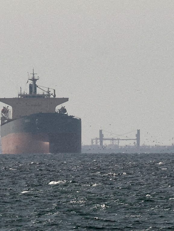 Mídia iraniana relata ataques entre EUA e Irã em Ormuz apesar de cessar-fogo