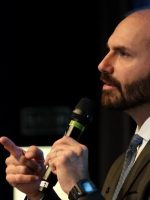 Moraes vota por condenar Eduardo Bolsonaro por difamação contra Tabata Amaral