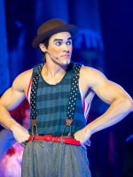 Musical sobre Trapalhão atiça memória afetiva com circo, humor e canções de Chico Buarque e Caetano Veloso