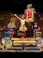 Músicas de Caetano Veloso, Sérgio Sampaio e Roberto Carlos embalam o auto tropicalista do Grupo Maria Cutia