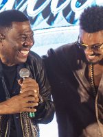 Naldo Benny recebe Netinho de Paula em casa para feats em dois sucessos do grupo de pagode Negritude Junior