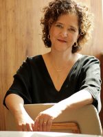 O fenômeno Carla Madeira, que domina as redes e divide leitores com seus livros: 'Literatura não é manual'