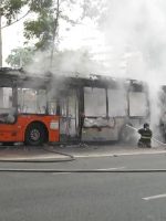Ônibus pega fogo e interdita a avenida Rebouças na zona oeste de São Paulo