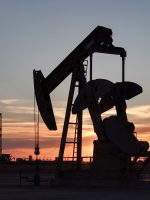 Opep+ acerta aumento da produção a partir de outubro para recuperar fatia de mercado