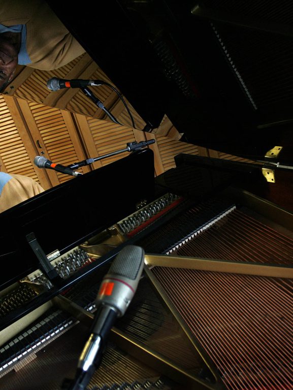 Ouça trechos de algumas músicas do disco inédito de Johnny Alf