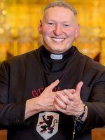 Padre Marcelo Rossi sobe 'A montanha' com Roberto Carlos em 'Amorização 2'