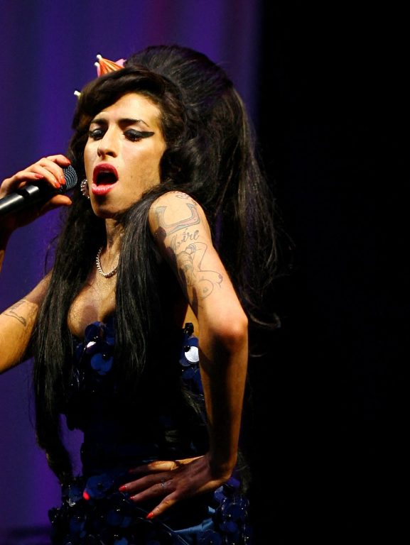 Pai de Amy Winehouse perde ação contra amigas da filha que leiloaram objetos da artista