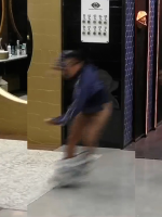 Participante do Big Brother da Argentina atende ‘big fone’ de Participante do Big Brother da Argentina atende 'big fone' de calças abaixadas saindo do banheiro