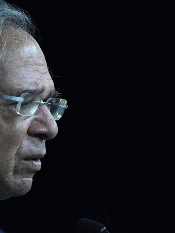 Paulo Guedes critica ‘afrouxamento’ fiscal do governo Lula e nega entrar na política