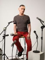 Paulo Miklos revive 'Cachorro babucho' e 'Mestre Jonas', além de hit do axé, no álbum de intérprete 'Coisas da vida'