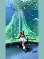 Pequena Lô encosta em pele de cobra durante visita ao Pequena Lô encosta em pele de cobra durante visita ao maior aquário de água doce do mundo