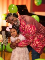 Péricles louva Nossa Senhora com padre Marcelo Rossi, canta pagode com Ivete Sangalo e revive tema infantil com a filha Maria Helena