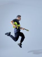 Personificado pelo guitarrista Fernando Catatau, o grupo Cidadão Instigado lança o primeiro álbum em onze anos