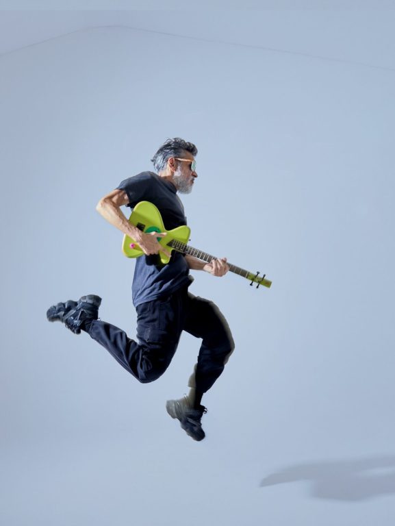 Personificado pelo guitarrista Fernando Catatau, o grupo Cidadão Instigado lança o primeiro álbum em onze anos