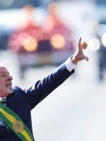 “Pesquisa decide até como candidato se veste”, diz analista