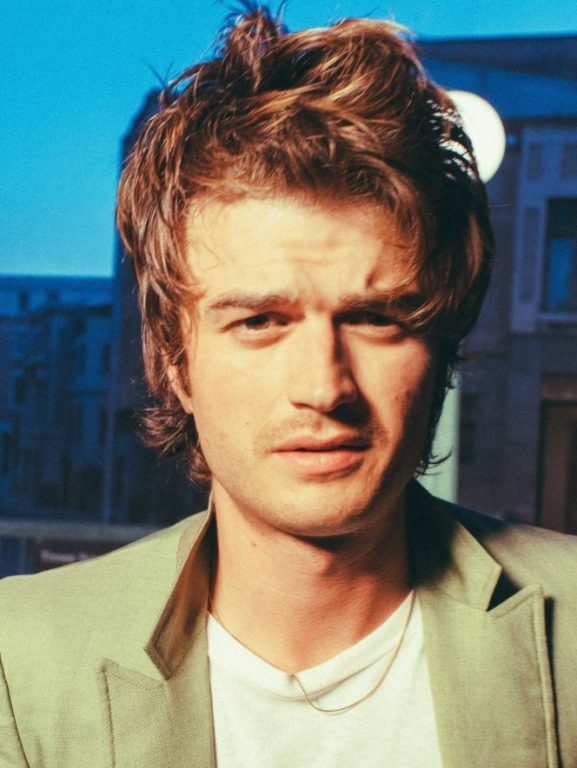 Pode não parecer, mas você sabe quem é Djo: atração do Lolla é ator de 'Stranger Things' e tem megahit