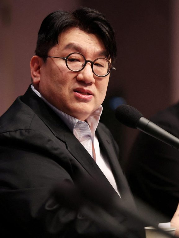 Polícia pede prisão do fundador de agência do BTS na Coreia do Sul por lucro ilegal de R$ 730 milhões